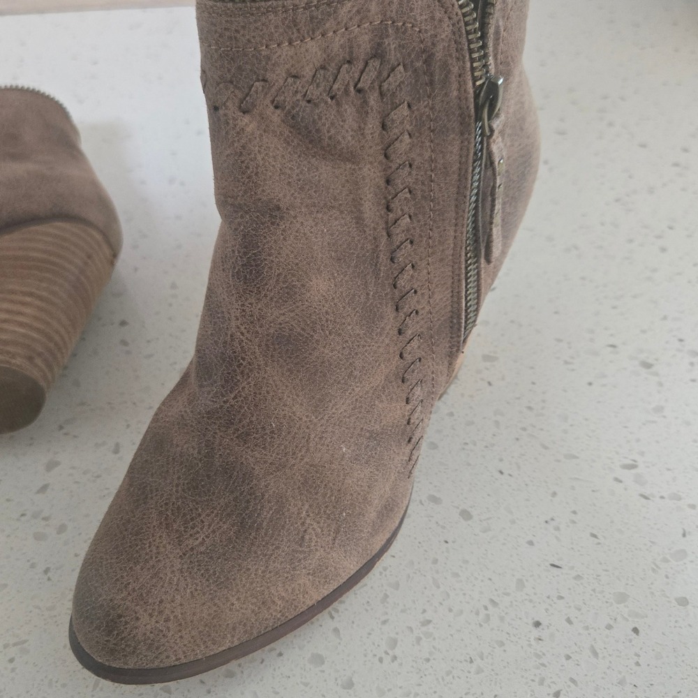 Daisy Fuentes Boots Womens 8 Caroline Brown Distressed Ankle Block Heel Stitch - Picture 9 of 10